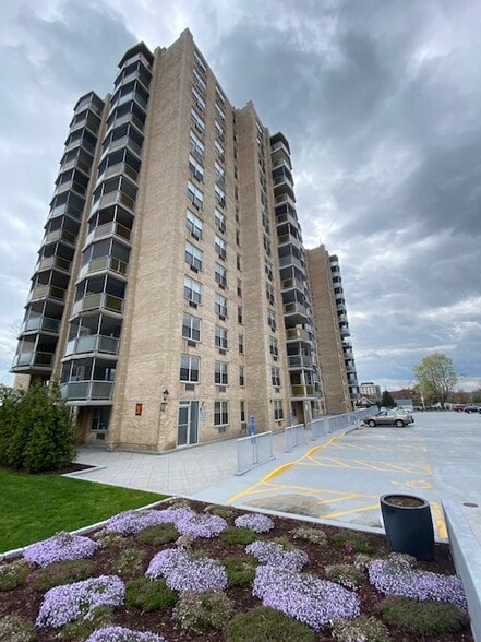 1 Strawberry Hill Ct, Stamford, CT for sale - Building Photo - Image 3 of 8