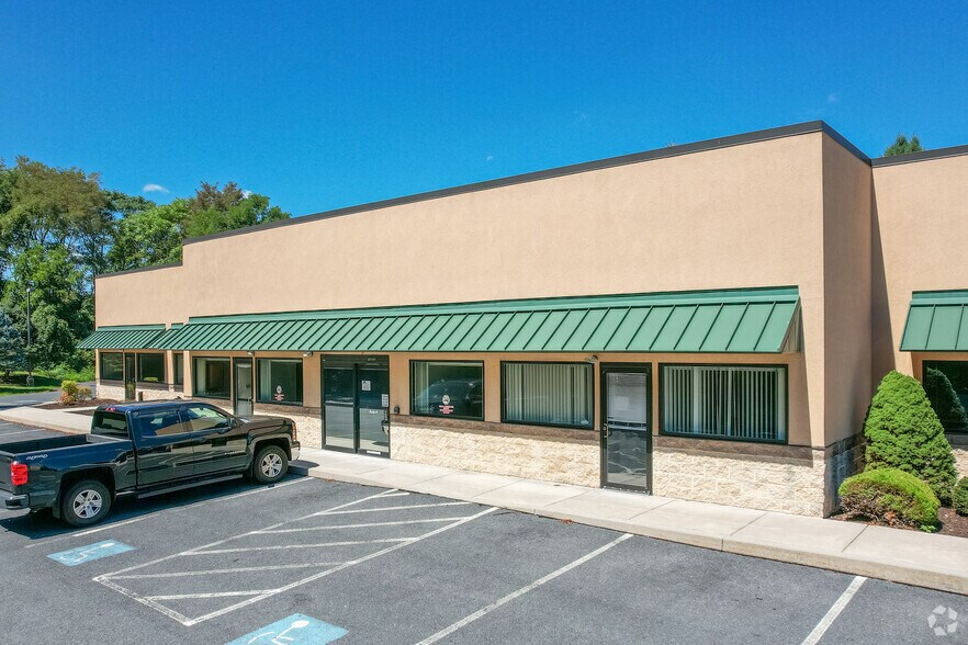 417 Village Dr, Carlisle, PA for sale - Building Photo - Image 3 of 5