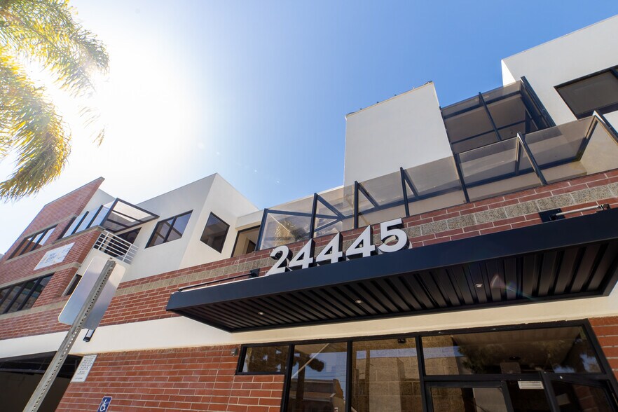 24445 Hawthorne Blvd, Torrance, CA à louer - Photo du bâtiment - Image 2 de 23