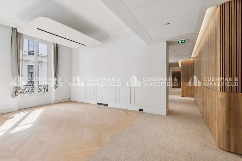 2 Place D'Estienne D'Orves, Paris à louer - Photo intérieure - Image 2 de 18