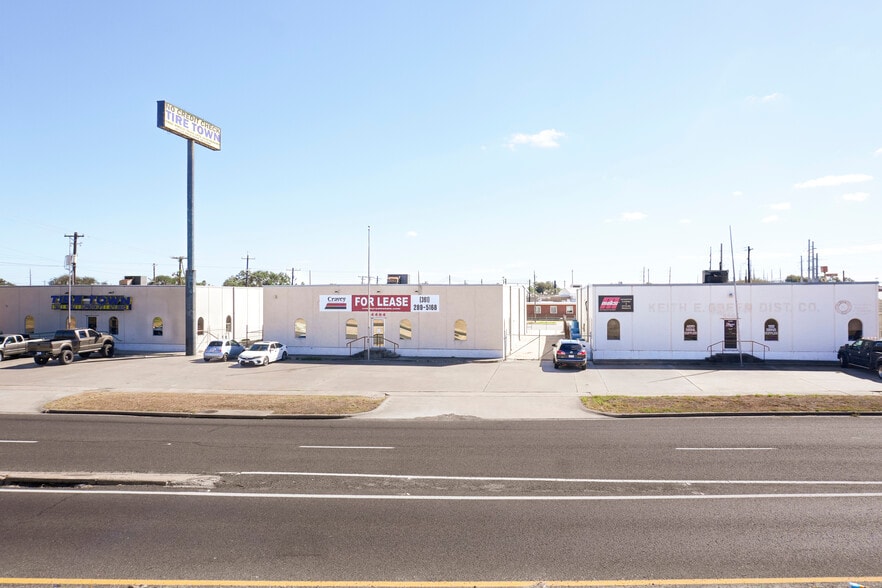 4434 Crosstown Expy, Corpus Christi, TX for lease - Building Photo - Image 2 of 8