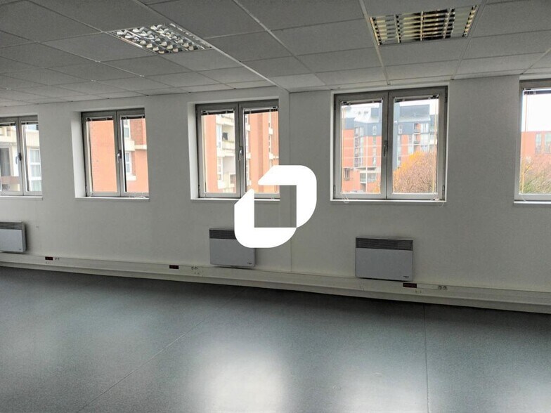 10 Place Salvador Allende, Villeneuve-d'Ascq for lease - Interior Photo - Image 2 of 12