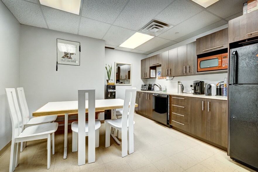 1255 Boul Robert-Bourassa, Montréal, QC à louer - Photo intérieure - Image 2 de 12