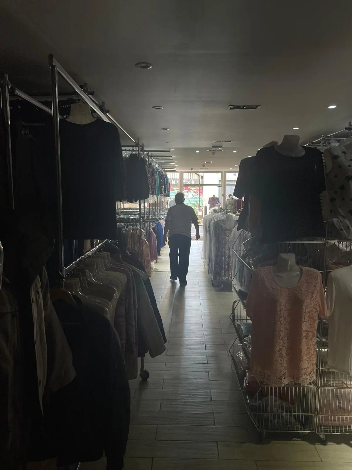 Retail in Paris for lease Interior Photo- Image 1 of 4