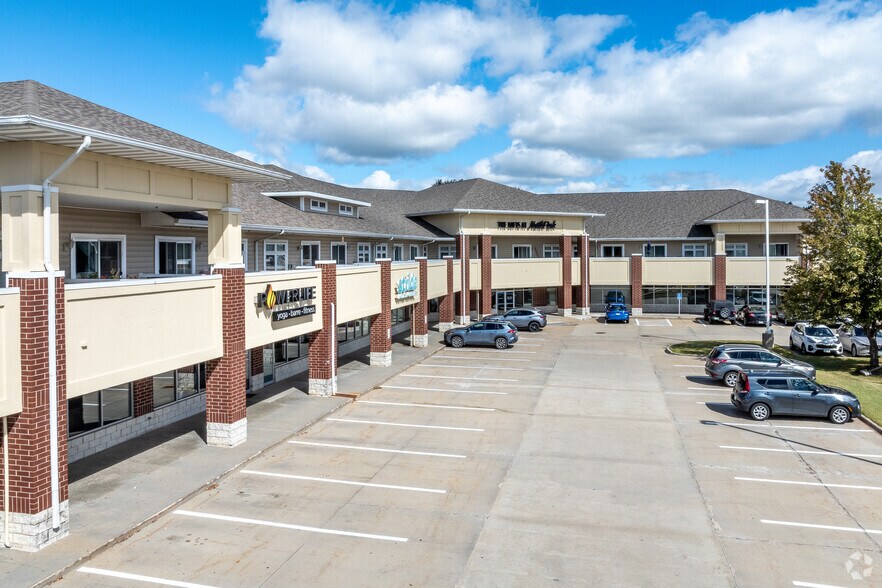 8825-8843 Northpark Dr, Johnston, IA à louer - Photo principale - Image 3 de 4