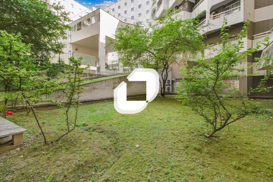 Flex in Paris for sale - Building Photo - Image 1 of 9