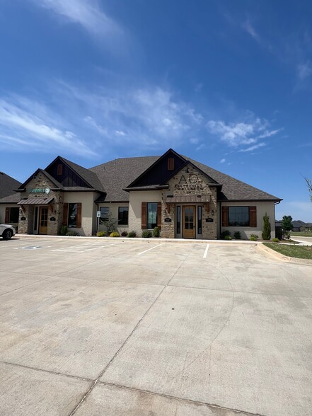 17935 N Pennsylvania Ave, Edmond, OK à louer - Photo du bâtiment - Image 1 de 26