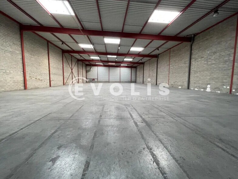Industrial in Combs-la-Ville for lease - Interior Photo - Image 2 of 5