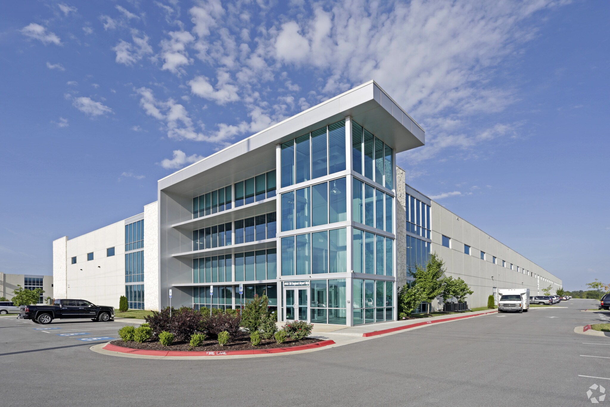 4900 SW Regional Airport Blvd, Bentonville, AR for lease Primary Photo- Image 1 of 6
