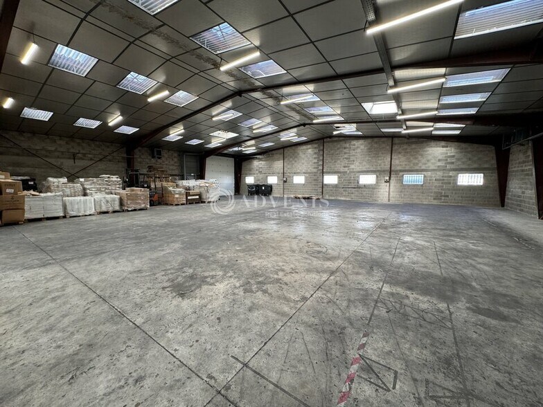 Flex in Bondoufle for lease - Interior Photo - Image 1 of 7