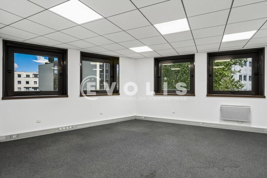 13 Rue Des Emeraudes, Lyon for lease - Interior Photo - Image 3 of 4