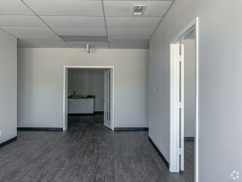 1108-1110 Summit Ave, Plano, TX for lease - Interior Photo - Image 3 of 17