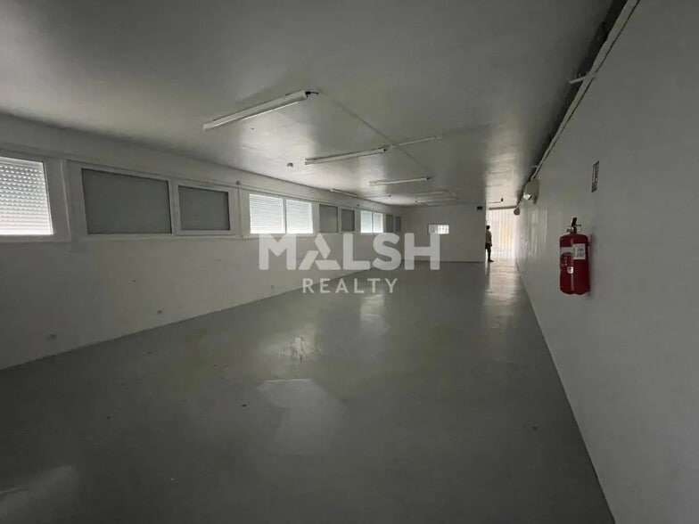 Flex in Vaulx-en-Velin for lease - Interior Photo - Image 2 of 7