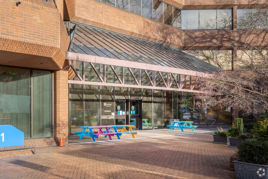 1441 Creekside Dr, Vancouver, BC à louer - Photo du bâtiment - Image 2 de 3