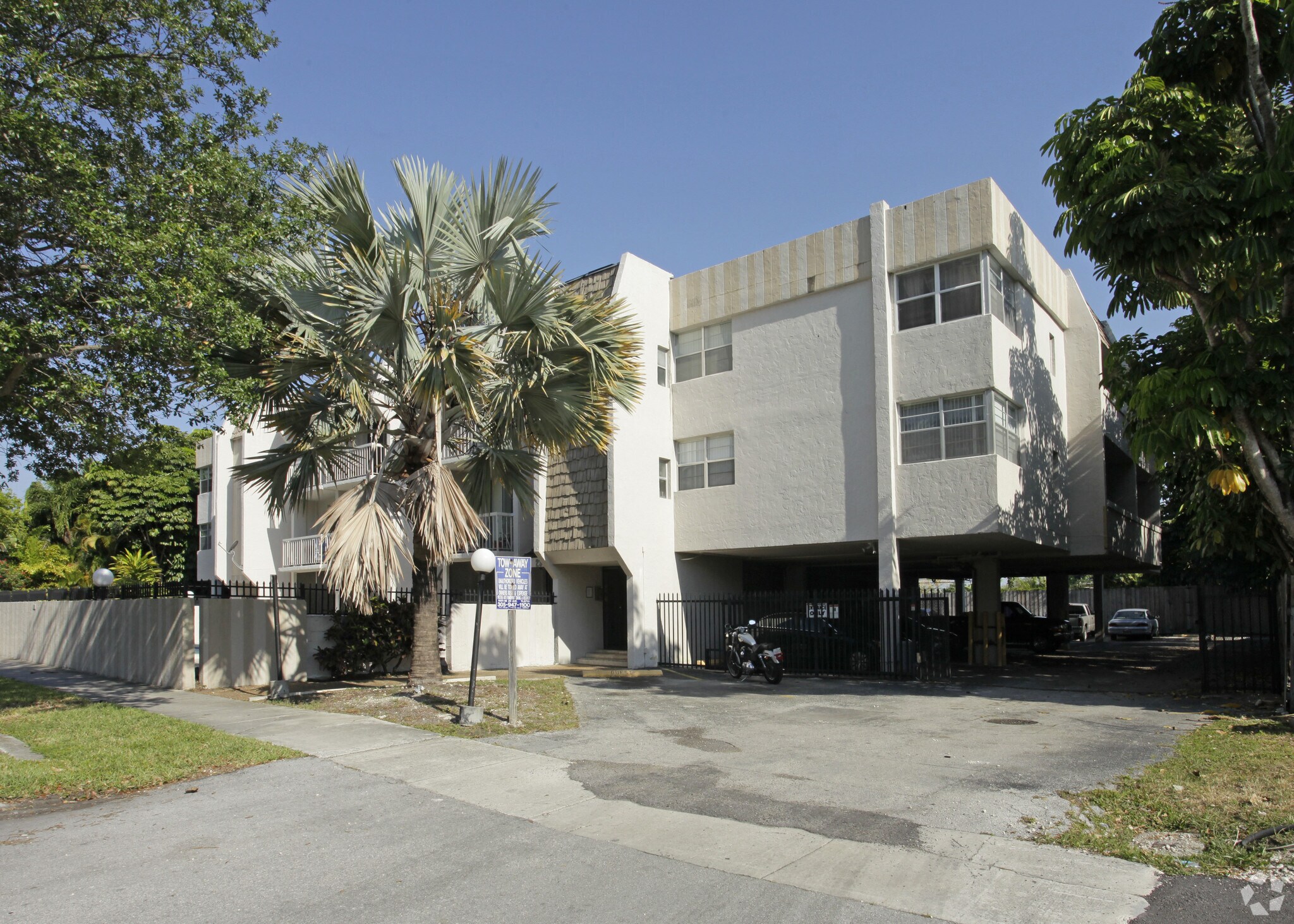 2345 NE 135th St, Miami, FL à vendre Photo principale- Image 1 de 19