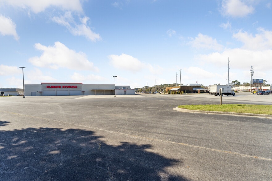 8621 White Bluff Rd, Savannah, GA for sale - Building Photo - Image 3 of 11