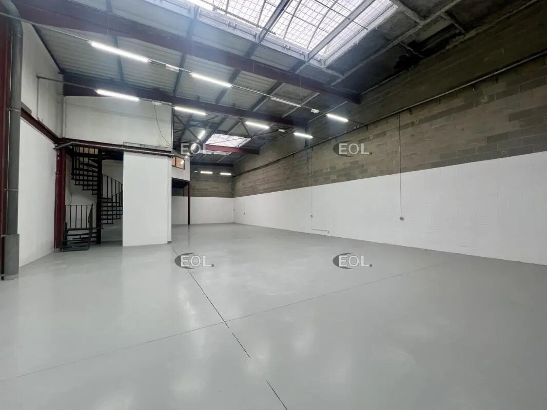 Flex in Le Thillay for lease Interior Photo- Image 1 of 14