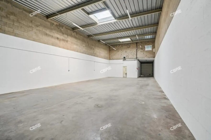 Office in Chilly-Mazarin for lease - Interior Photo - Image 3 of 13