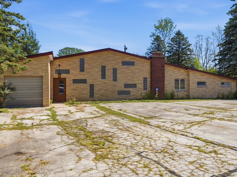 1801 Johnston Dr, Manitowoc, WI for sale - Building Photo - Image 2 of 15