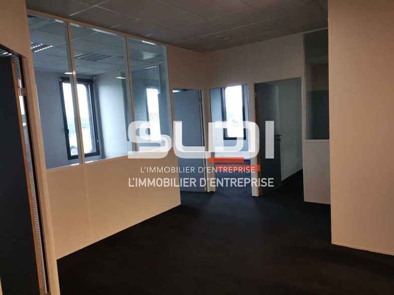 Office in Vaulx-Milieu for lease - Interior Photo - Image 2 of 9