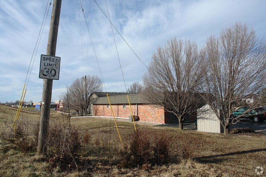 712 NW O'Brien Rd, Lees Summit, MO à vendre - Photo du bâtiment - Image 2 de 3