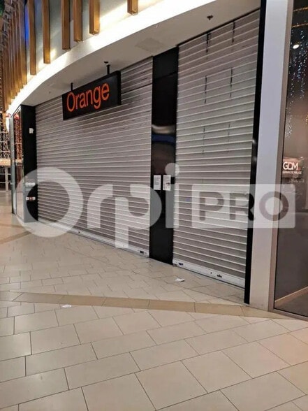 Retail in Reims for lease - Interior Photo - Image 2 of 2