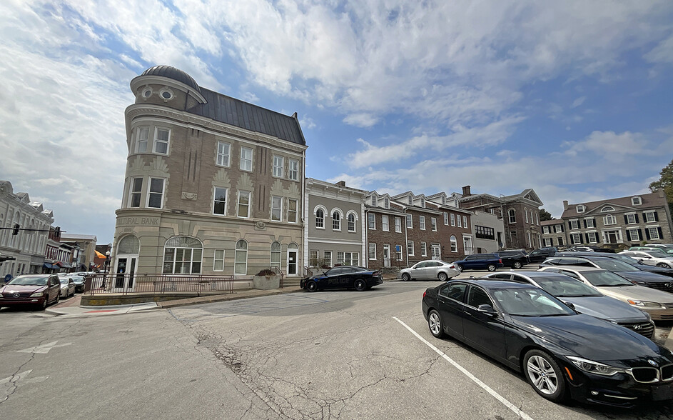 Downtown Office Buildings portfolio of 3 properties for sale on LoopNet.ca - Building Photo - Image 1 of 4