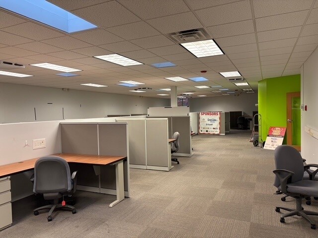 111 Stow Ave, Cuyahoga Falls, OH à vendre - Photo du bâtiment - Image 3 de 12