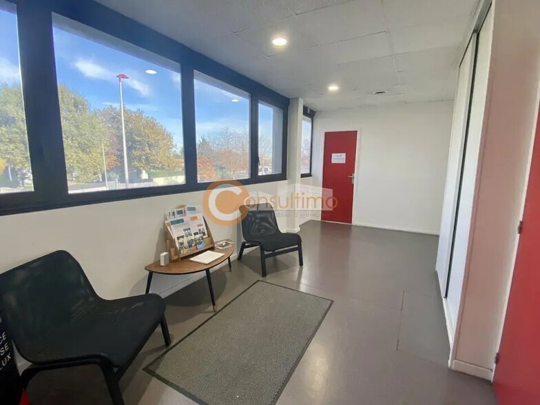 Office in Mérignac for lease - Lobby - Image 2 of 5