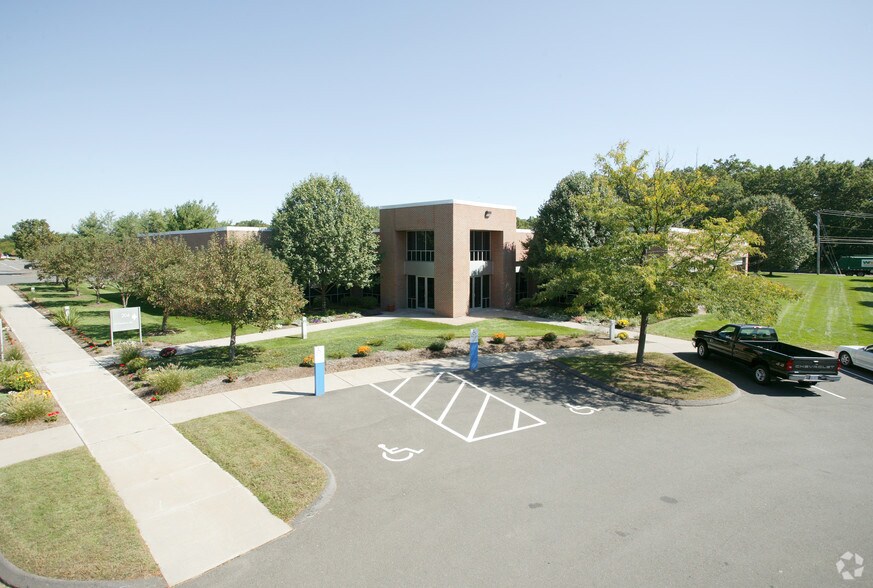 204 W Newberry Rd, Bloomfield, CT à louer - Photo du bâtiment - Image 2 de 3