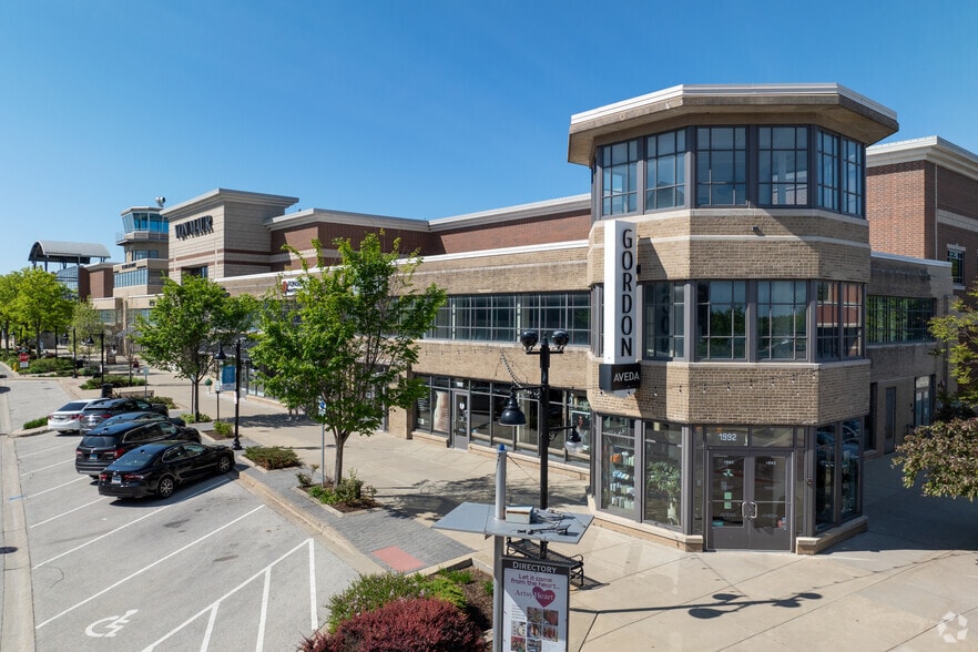 1800-2090 Tower Dr, Glenview, IL for sale - Building Photo - Image 3 of 9