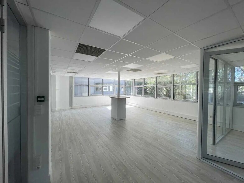 Office in Mérignac for lease - Interior Photo - Image 2 of 8