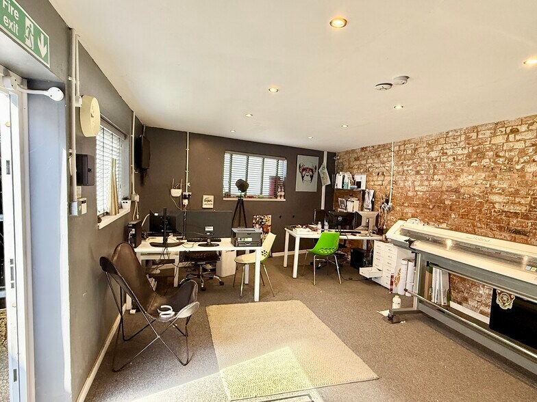15A Leslie Rd, Northampton à vendre - Photo du bâtiment - Image 2 de 3
