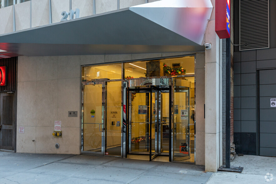 211 E 43rd St, New York, NY for lease - Building Photo - Image 1 of 1