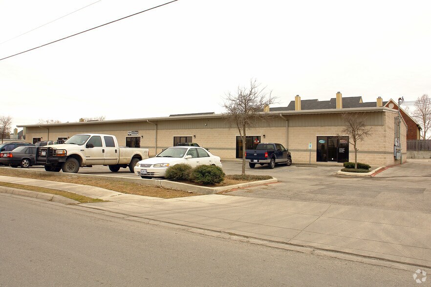10740 Hillpoint, San Antonio, TX à louer - Photo du bâtiment - Image 3 de 3