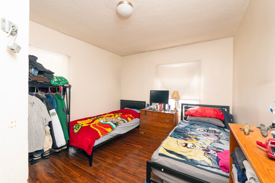 1931 W 35th Pl, Los Angeles, CA à vendre - Photo du bâtiment - Image 3 de 12