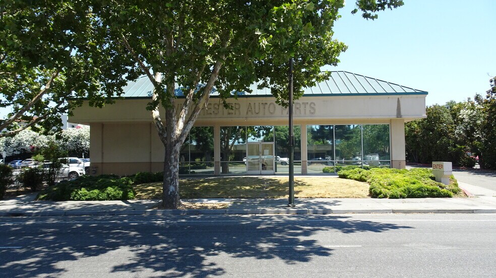 1366 S Winchester Blvd, San Jose, CA à louer - Photo du bâtiment - Image 3 de 6