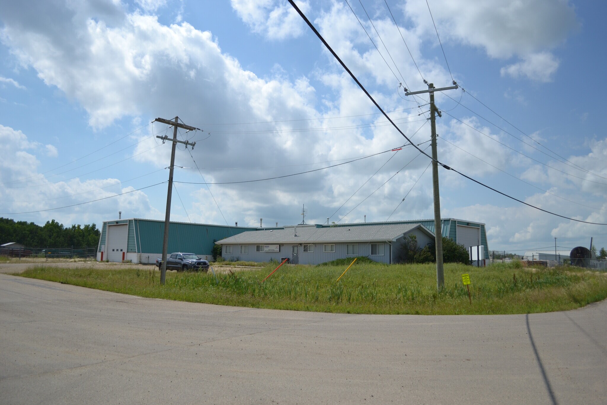 4205 Hewlett Dr, Red Deer County, AB for sale Primary Photo- Image 1 of 1