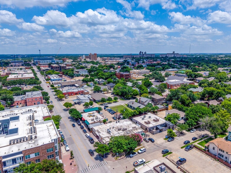 1065 W Magnolia Ave, Fort Worth, TX for lease - Building Photo - Image 2 of 14