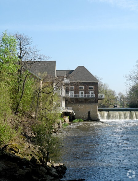 2291 Riverfront Pky, Cuyahoga Falls, OH for lease - Building Photo - Image 2 of 6