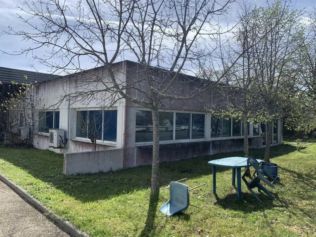 Office in Lormont for lease Building Photo- Image 1 of 19