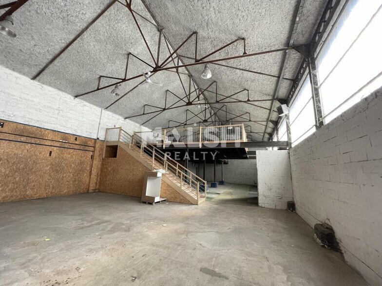Flex in Lyon for lease - Interior Photo - Image 2 of 9