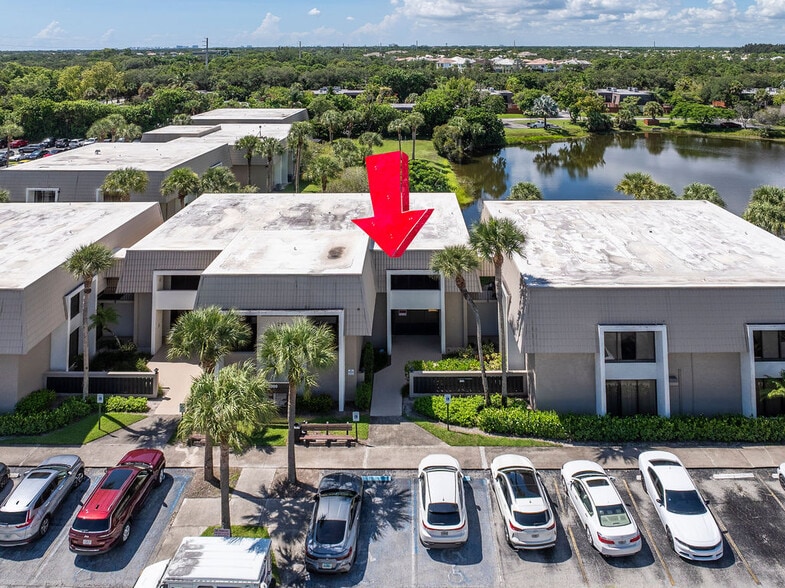 210 Jupiter Lakes Blvd, Jupiter, FL à louer - Photo du bâtiment - Image 2 de 4