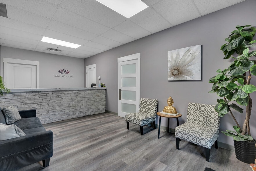 20 Saddlestone Dr, Calgary, AB for sale - Interior Photo - Image 2 of 17