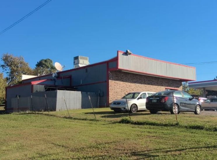 6 SFR Portfolio + Service Station portfolio of 2 properties for sale on LoopNet.ca - Primary Photo - Image 1 of 1