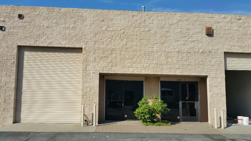 12734 Branford St, Pacoima, CA à vendre - Photo du bâtiment - Image 3 de 43