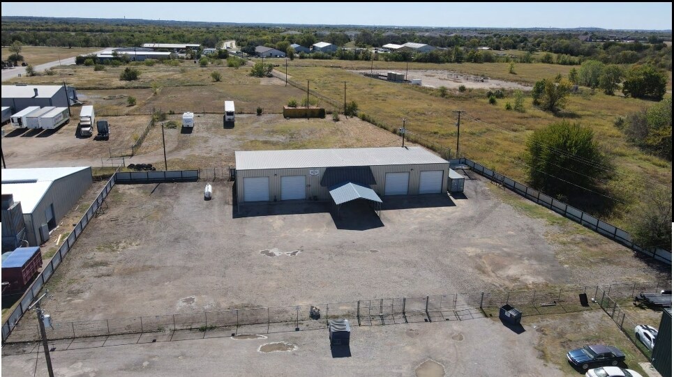 322 Thomas Pl, Everman, TX for lease - Building Photo - Image 1 of 8