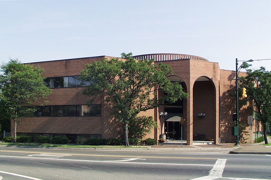 400 W Maple Rd, Birmingham, MI à louer - Photo du bâtiment - Image 2 de 5