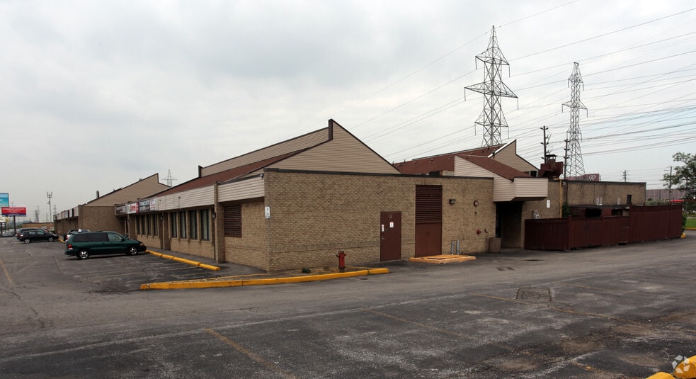 557 Dixon Rd, Toronto, ON à vendre - Photo du bâtiment - Image 2 de 3