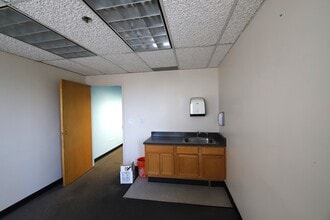 1001 S Monaco Pky, Denver, CO for lease Interior Photo- Image 2 of 5